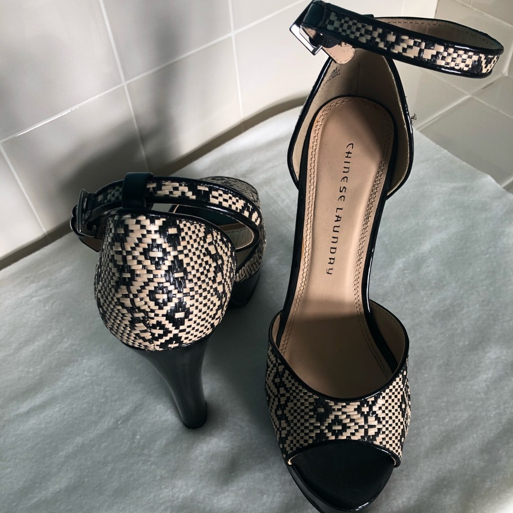 🖤🖤🖤 Platform Heels 🤍🤍🤍